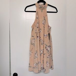 Lulu’s peach sleeveless flowy dress